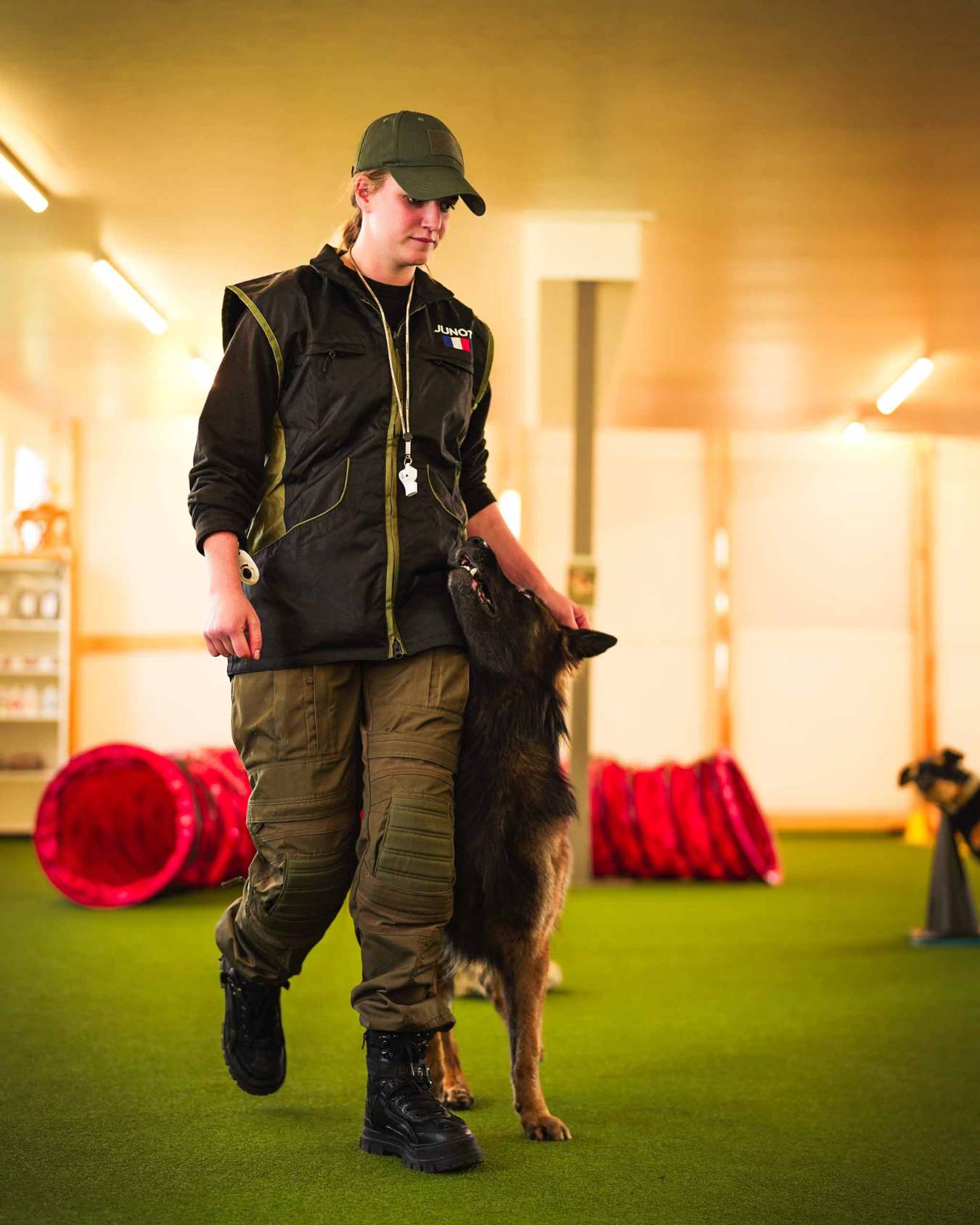Selina Schär, Diensthundeführerin im Militär und Sporthundetrainerin, mit ihrem Belgischen Schäferhund Sonu.